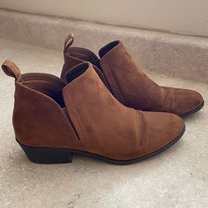 R2 Brown suede ankle bootie